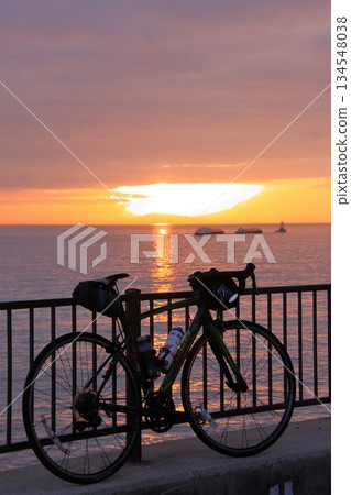 Evening view of Akashi Kaikyo Bridge and my road bike Evening view of Akashi Kaikyo Bridge and my road bike 134548038
