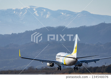 黃昏時分的仙台機場,飛機降落,宮城縣名取市 黃昏時分的仙台機場,飛機降落,宮城縣名取市 134548076