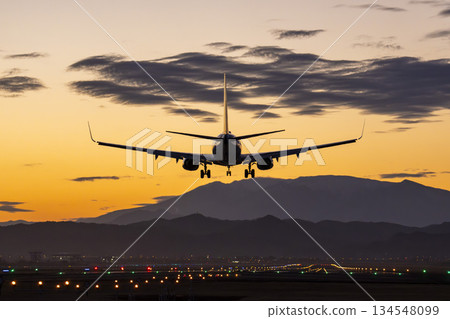 黃昏時分的仙台機場,飛機降落,宮城縣名取市 黃昏時分的仙台機場,飛機降落,宮城縣名取市 134548099