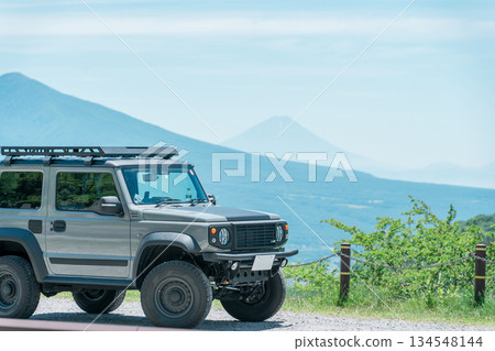 駕車點,汽車停在駕車路線的平台上 駕車點,汽車停在駕車路線的平台上 134548144