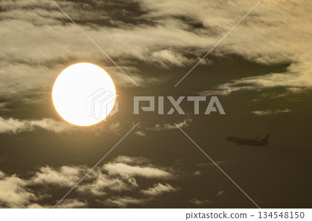 黃昏時的仙台機場:夕陽西下,飛機起飛,宮城縣名取市 黃昏時的仙台機場:夕陽西下,飛機起飛,宮城縣名取市 134548150