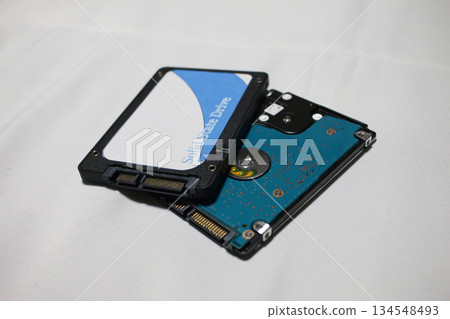 電腦上的固態硬碟 (SSD) 和機械式硬碟 (HDD) 電腦上的固態硬碟 (SSD) 和機械式硬碟 (HDD) 134548493