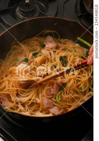正在烹調日式意麵 134548618