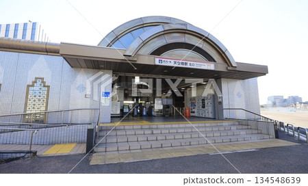 東京單軌列車天橋站的屋頂設計成類似飛機噴射引擎的形狀。 東京單軌列車天橋站的屋頂設計成類似飛機噴射引擎的形狀。 134548639