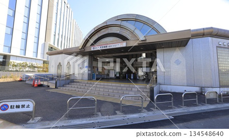 東京單軌列車天橋站的屋頂設計成類似飛機噴射引擎的形狀。 134548640