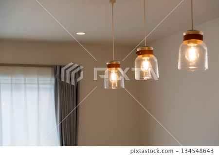 帶吊燈的客廳 134548643