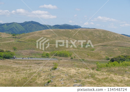 2025年春季：秋吉台，枯草依舊。從北山眺望長崎峰。 134548724