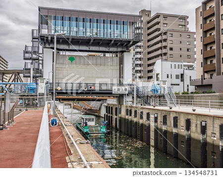 Ogibashi Lock (Koto Ward, Tokyo) adjusts the water level difference to allow ships to pass through. Ogibashi Lock (Koto Ward, Tokyo) adjusts the water level difference to allow ships to pass through. 134548731