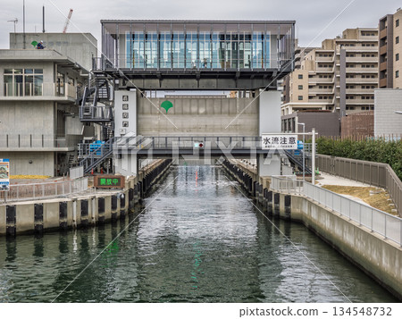 Ogibashi Lock (Koto Ward, Tokyo) adjusts the water level difference to allow ships to pass through. 134548732