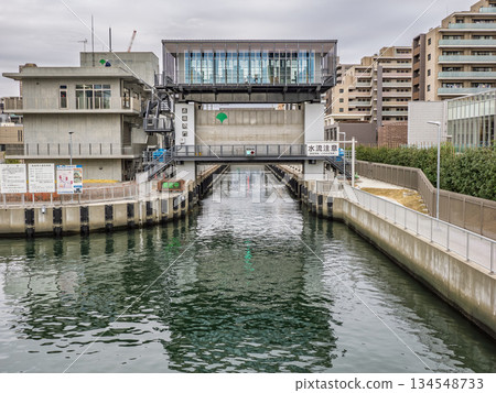 Ogibashi Lock (Koto Ward, Tokyo) adjusts the water level difference to allow ships to pass through. Ogibashi Lock (Koto Ward, Tokyo) adjusts the water level difference to allow ships to pass through. 134548733