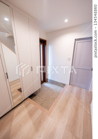 The entrance to welcome customers 134548860