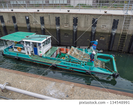 一艘工作船正駛過大木川上的荻橋船閘。 134548991