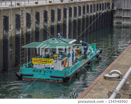 A workboat passing through the Ogibashi Lock on the Onagi River 134548992
