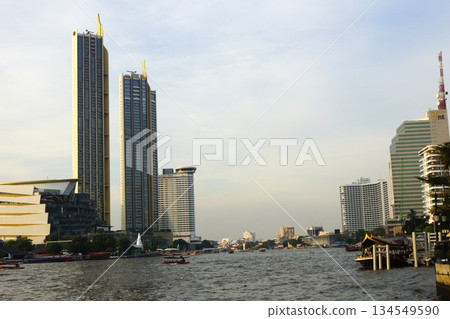 泰國曼谷湄南河沿岸的高樓 134549590