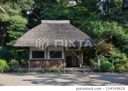 小石川後樂園的茅草屋頂涼亭,是一座坐落在日式庭園中的傳統日式建築。 小石川後樂園的茅草屋頂涼亭,是一座坐落在日式庭園中的傳統日式建築。 134549628