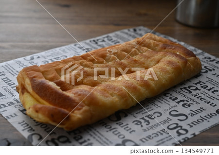 厚重的丹麥蛋糕和奶油 厚重的丹麥蛋糕和奶油 134549771