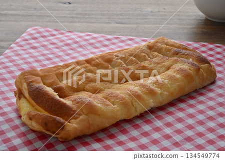厚重的丹麥蛋糕和奶油 厚重的丹麥蛋糕和奶油 134549774