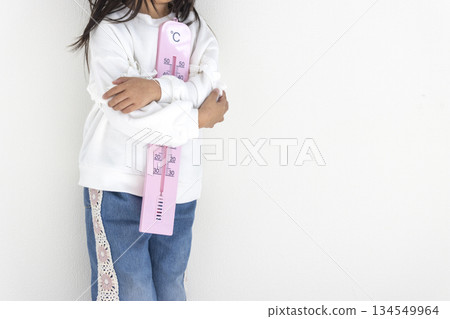 Girl holding a large thermometer (Japanese, faceless, 5 years old) Girl holding a large thermometer (Japanese, faceless, 5 years old) 134549964