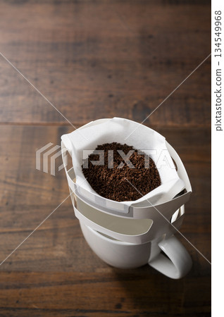 用滴漏袋沖泡熱咖啡 用滴漏袋沖泡熱咖啡 134549968