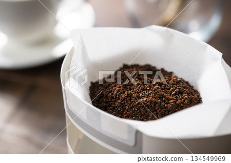 用滴漏袋沖泡熱咖啡 用滴漏袋沖泡熱咖啡 134549969