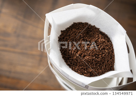 用滴漏袋沖泡熱咖啡 134549971