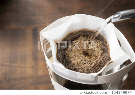 用滴漏袋沖泡熱咖啡 134549974