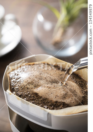 用滴漏袋沖泡熱咖啡 134549979