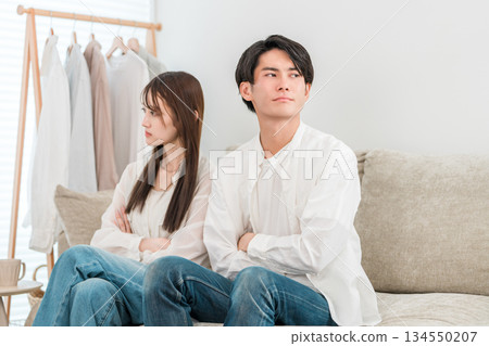 男女爭吵（夫妻爭吵、打架、生氣、爭論、惱怒、不滿、壓力） 134550207