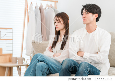 男女爭吵(夫妻爭吵、打架、生氣、爭論、惱怒、不滿、壓力) 男女爭吵(夫妻爭吵、打架、生氣、爭論、惱怒、不滿、壓力) 134550208