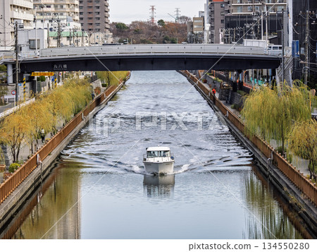 在尾木川(東京都江東區)上巡遊的遊船 在尾木川(東京都江東區)上巡遊的遊船 134550280