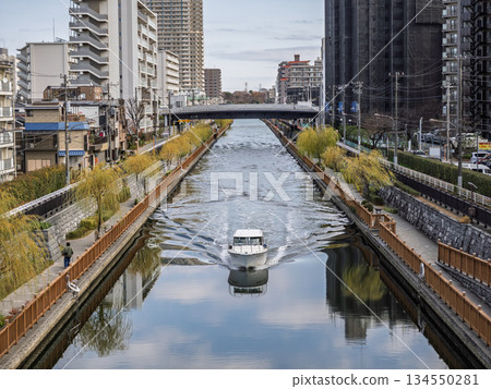在尾木川(東京都江東區)上巡遊的遊船 在尾木川(東京都江東區)上巡遊的遊船 134550281