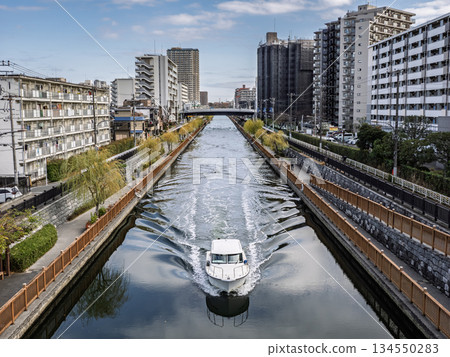 在尾木川(東京都江東區)上巡遊的遊船 在尾木川(東京都江東區)上巡遊的遊船 134550283
