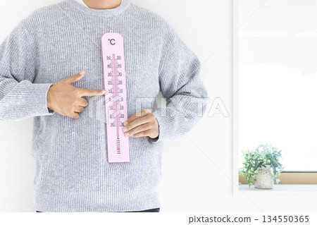 手持大型溫度計的男子（日本人，無臉孔，30多歲）_冬季 134550365