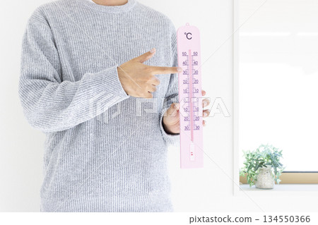 手持大型溫度計的男子（日本人，無臉孔，30多歲）_冬季 134550366