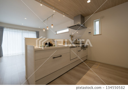 Clean kitchen 134550582