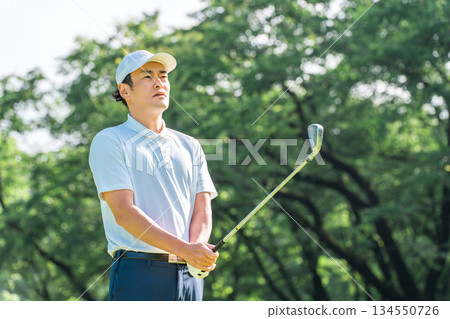 一名男性高爾夫球手在高爾夫球場打高爾夫球（嚴肅、開球、高爾夫比賽） 134550726