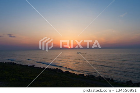 伴著海浪聲和天空的漸變,享受輕鬆愜意的時光。 伴著海浪聲和天空的漸變,享受輕鬆愜意的時光。 134550951