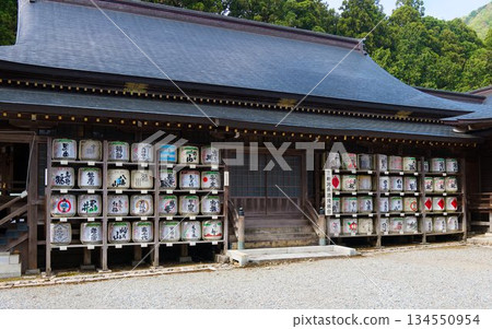 聖地寧靜而美麗，一排排捐贈的清酒桶整齊排列。 134550954