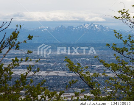 雲霧繚繞的山巒和廣闊的田野一片寂靜。 134550955