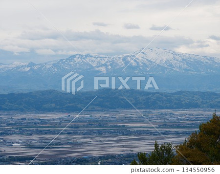 俯瞰雪山的山谷景色,農業與自然和諧共存 俯瞰雪山的山谷景色,農業與自然和諧共存 134550956