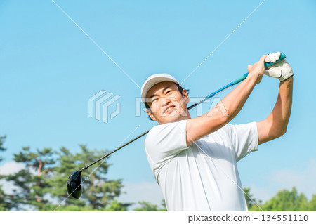 在高爾夫球場打高爾夫球的高爾夫球手（微笑、發球、高爾夫比賽） 134551110