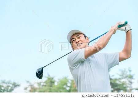 A golfer man playing golf at a golf course (smile, tee shot, golf competition) 134551112