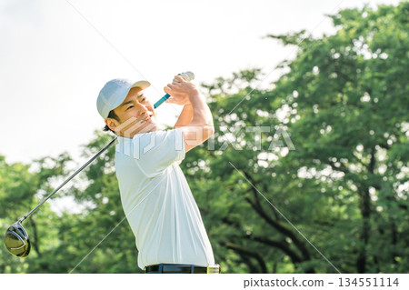 在高爾夫球場打高爾夫球的高爾夫球手（微笑、發球、高爾夫比賽） 134551114