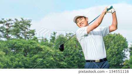 在高爾夫球場打高爾夫球的高爾夫球手（微笑、發球、高爾夫比賽） 134551116