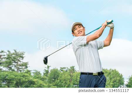 在高爾夫球場打高爾夫球的高爾夫球手（微笑、發球、高爾夫比賽） 134551117