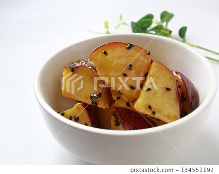 白色背景上的大薯 白色背景上的大薯 134551192