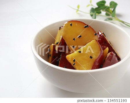 白色背景上的大薯 白色背景上的大薯 134551193