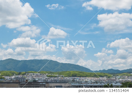 俯瞰雲海、青山和郊區住宅區的全景 俯瞰雲海、青山和郊區住宅區的全景 134551404
