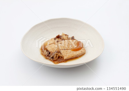 白色背景上的煮肉和豆腐 白色背景上的煮肉和豆腐 134551490