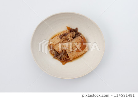 白色背景上的煮肉和豆腐 134551491